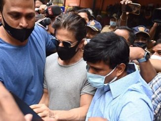 WATCH: Shah Rukh Khan Mobbed Outside Arthur Road Jail
