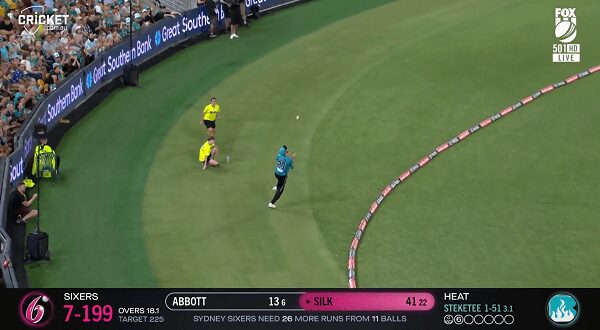 WATCH: Michael Neser Takes Catch From Outside Boundary
